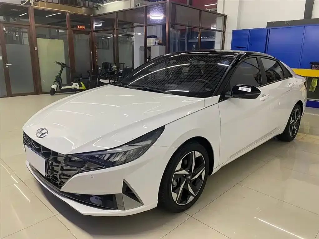 Hyundai Elantra — фото 1