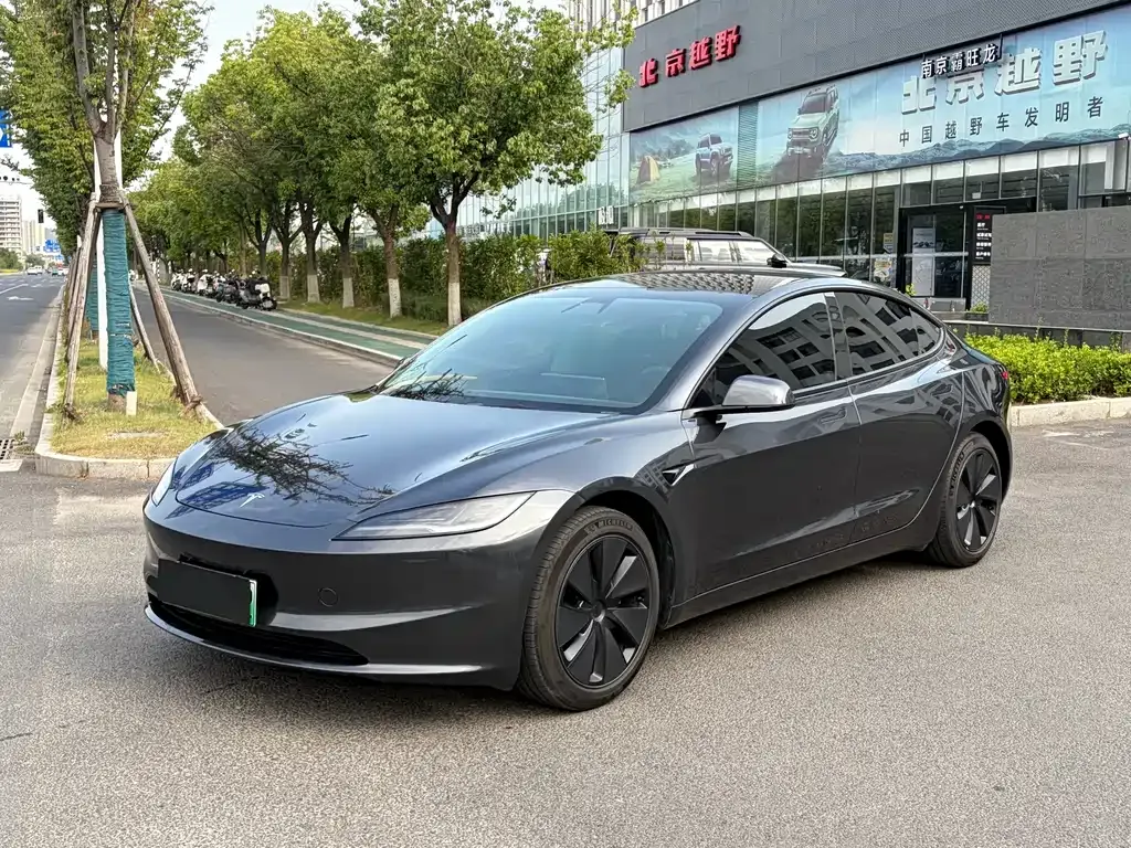 Tesla Model 3 — фото 1