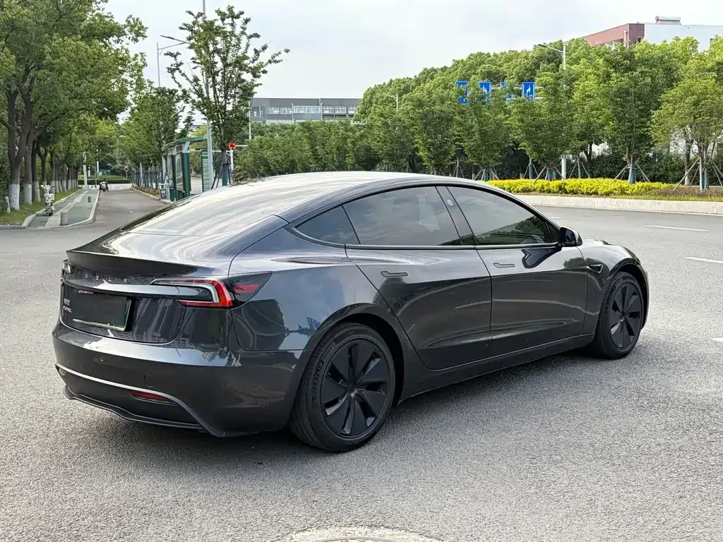 Tesla Model 3 — фото 7