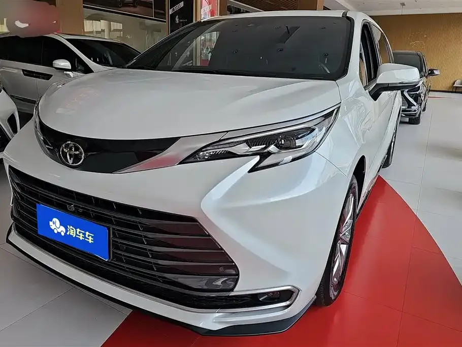 Toyota Sienna — фото 1