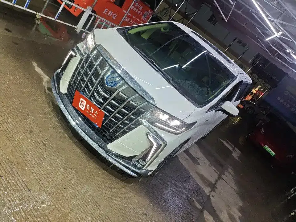 Toyota Alphard — фото 1