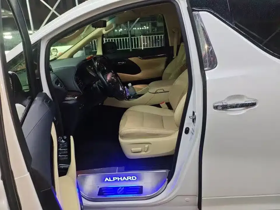 Toyota Alphard — фото 3