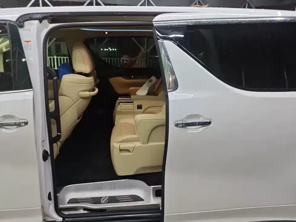 Toyota Alphard — фото 4