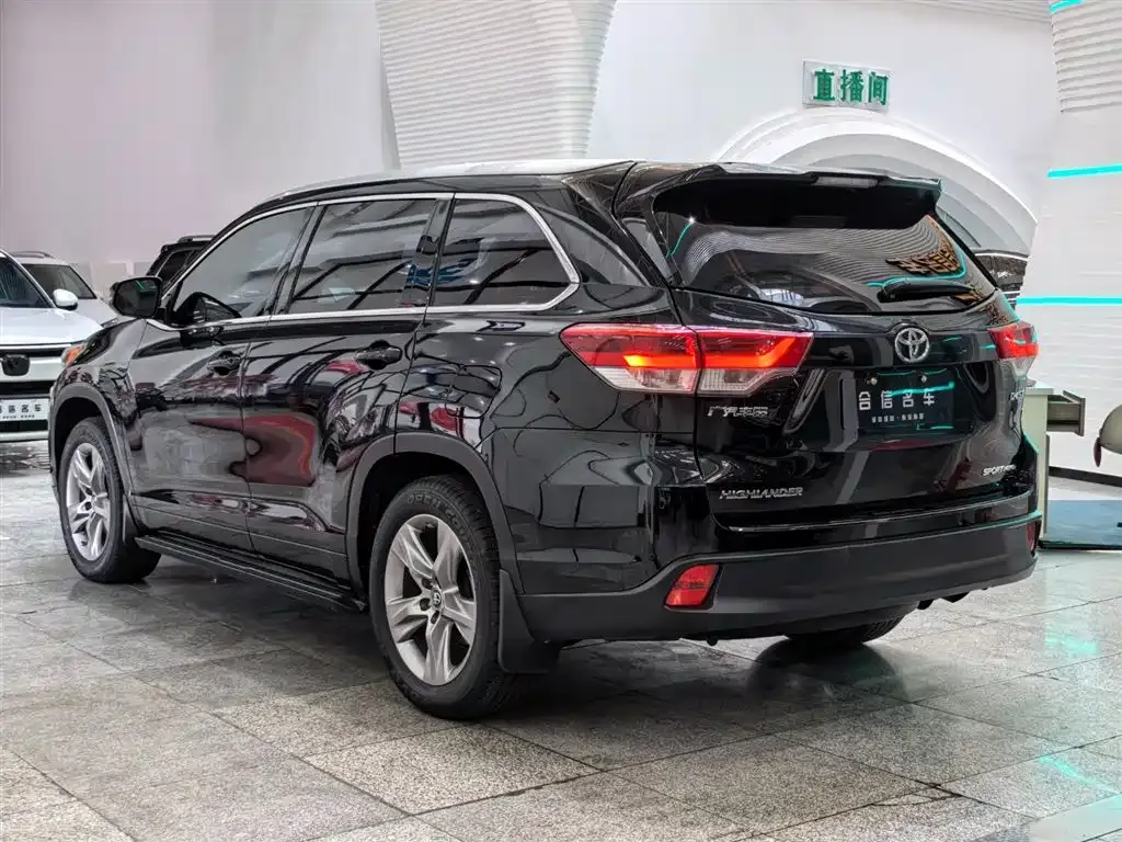 Toyota Highlander — фото 7
