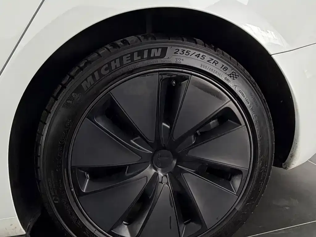 Tesla Model 3 — фото 2