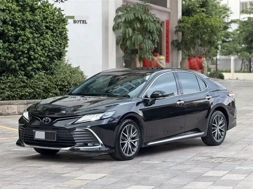 Toyota Camry — фото 1