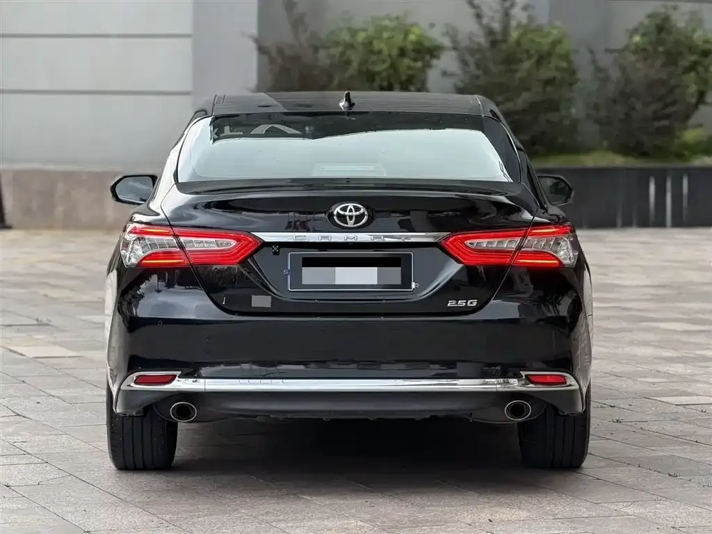 Toyota Camry — фото 2