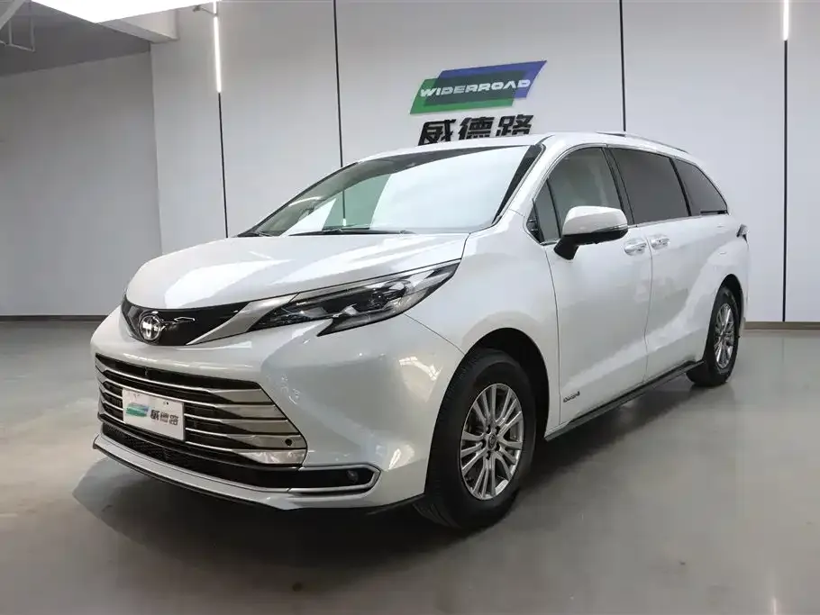 Toyota Sienna — фото 1