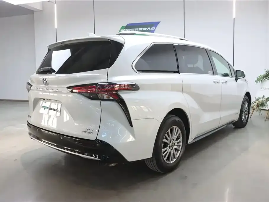 Toyota Sienna — фото 9