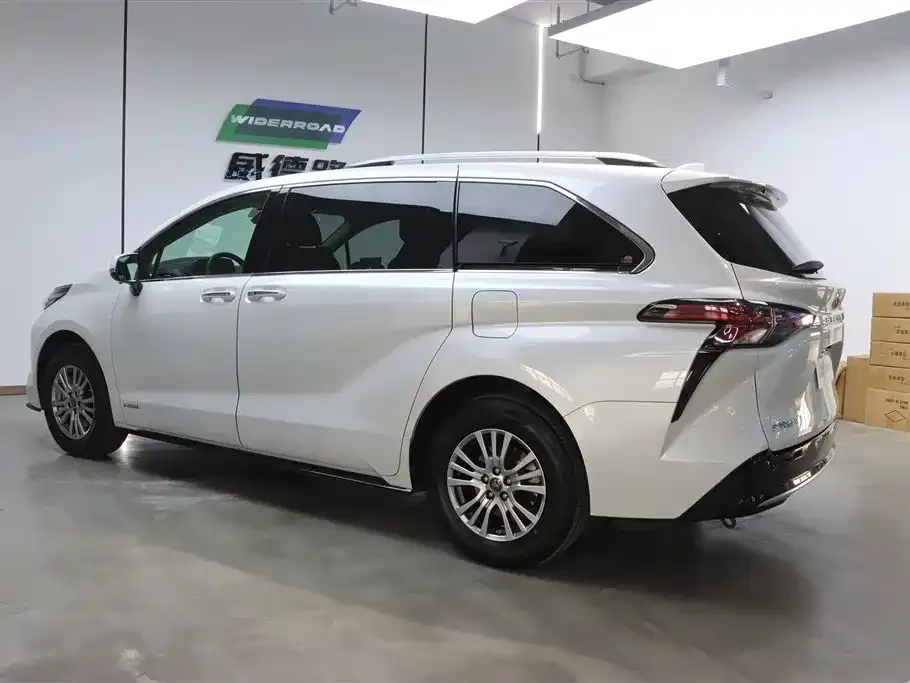 Toyota Sienna — фото 4