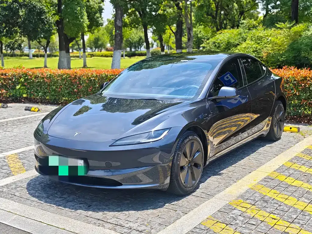 Tesla Model 3 — фото 1