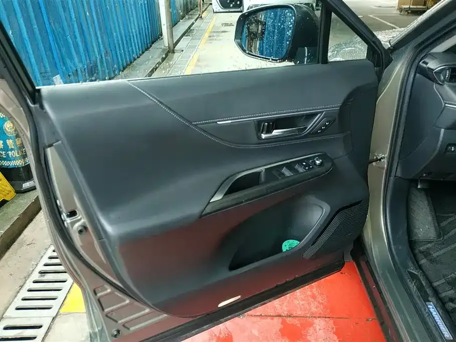 Toyota Harrier — фото 2