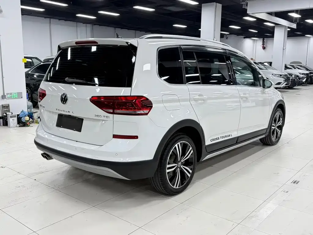 Volkswagen Touran 2022 из CN, фото 6