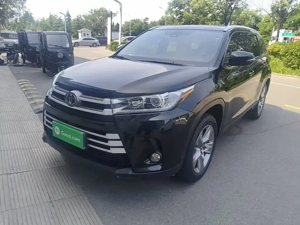 Toyota Highlander — фото 1