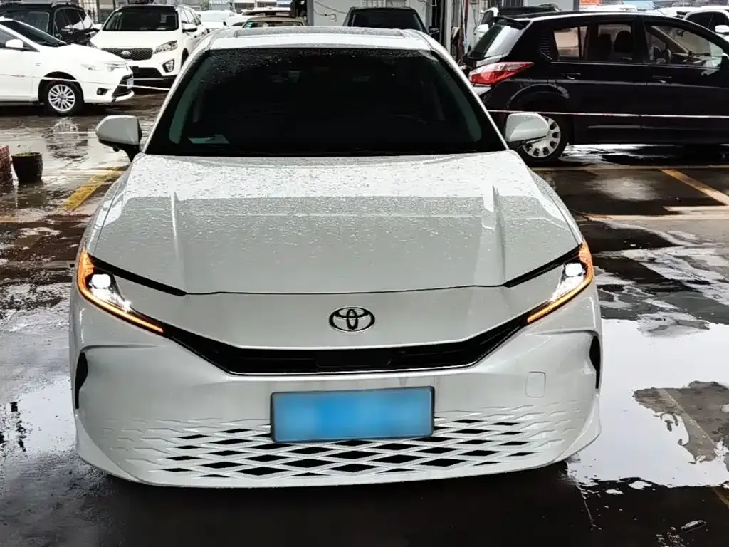 Toyota Camry — фото 9