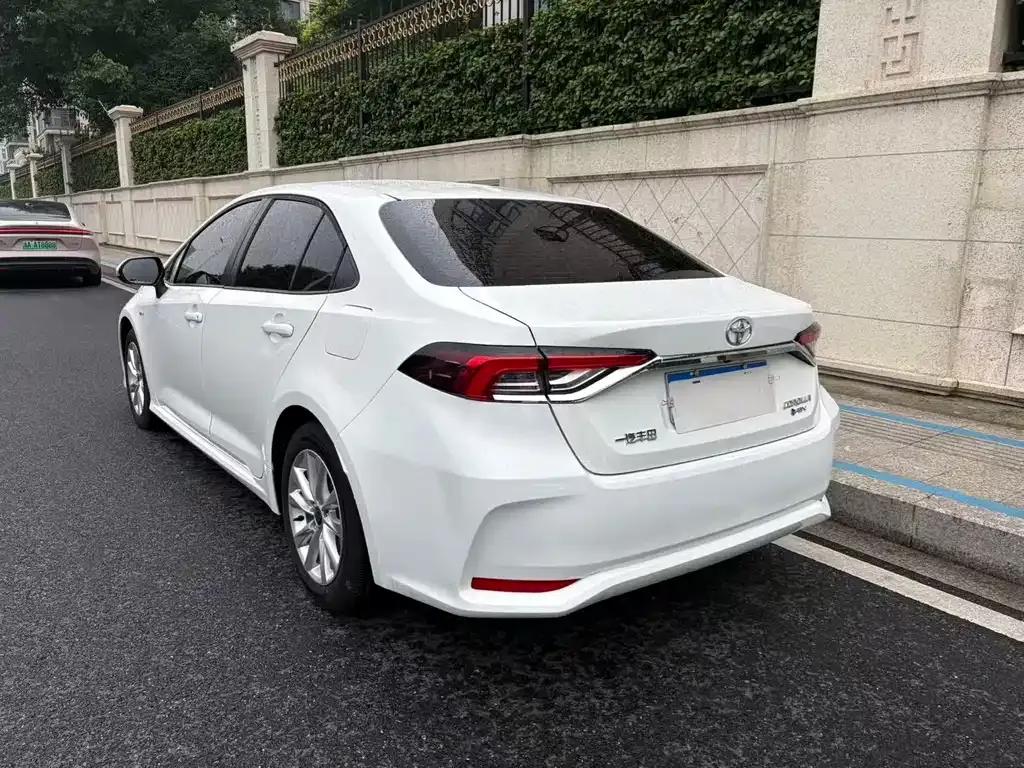 Toyota Corolla — фото 4