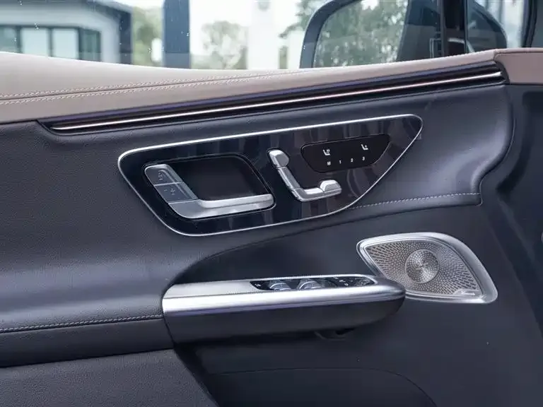 Mercedes-Benz EQE SUV — фото 6