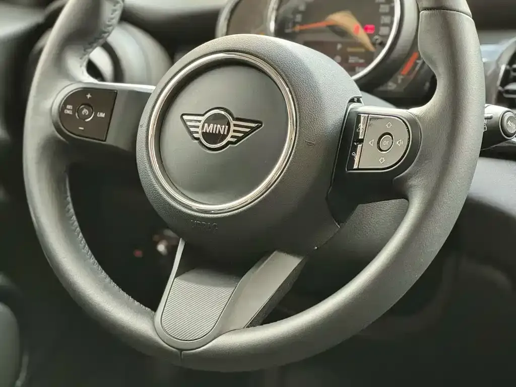 MINI Cooper (3-door) 2023 из CN, фото 2