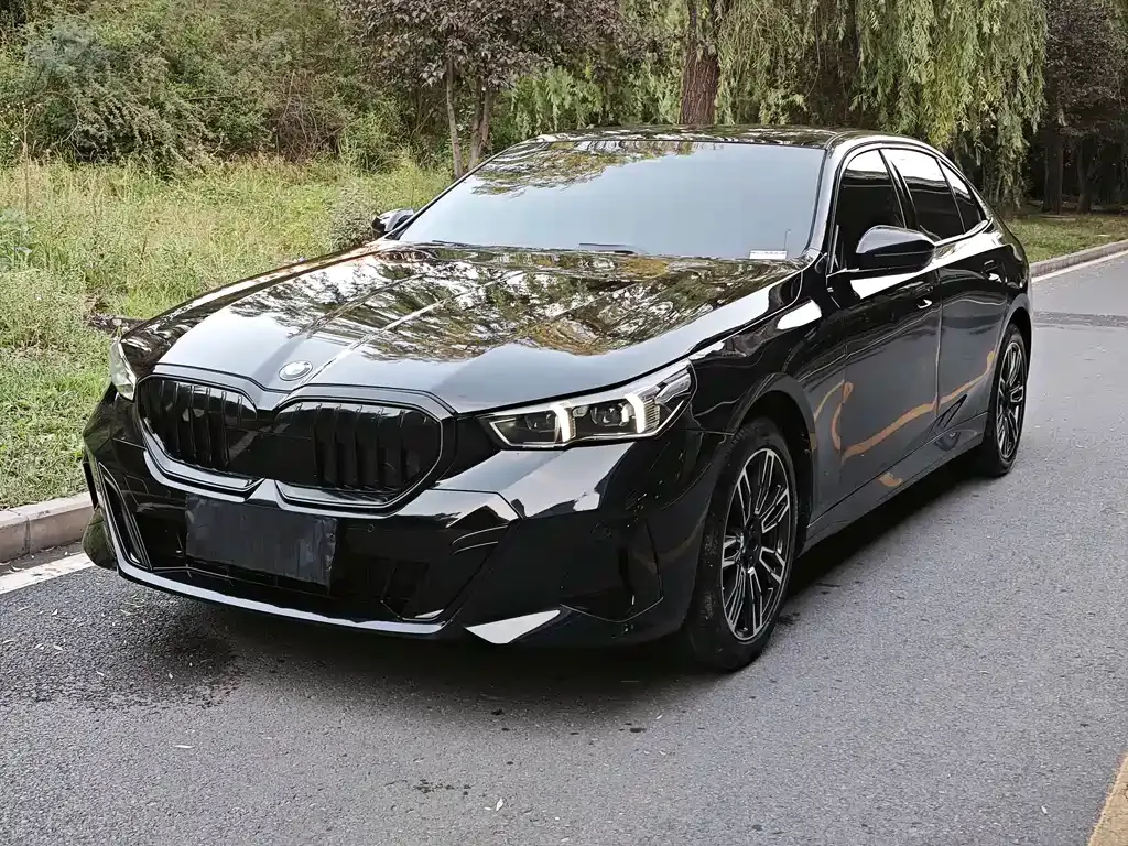 BMW 5 Series — фото 1