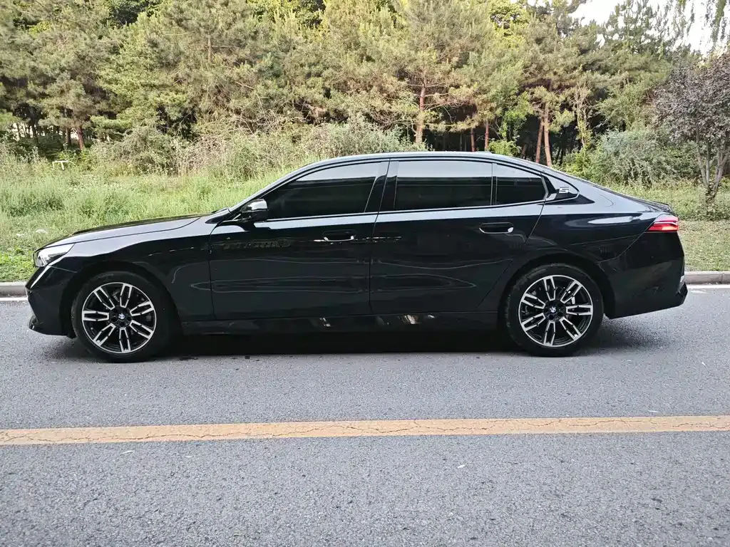 BMW 5 Series — фото 10