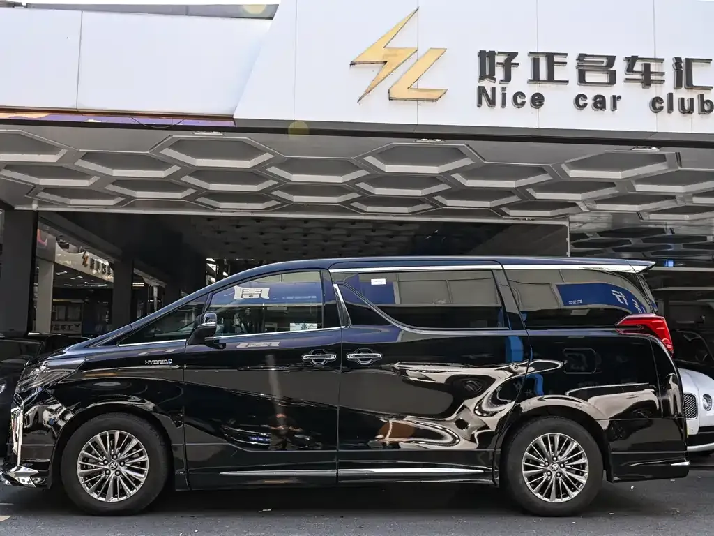 Toyota Alphard — фото 4