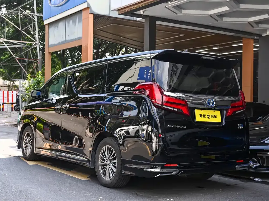 Toyota Alphard — фото 5