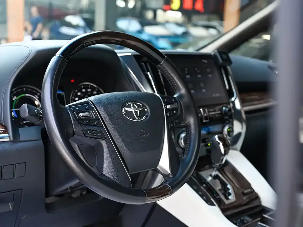 Toyota Alphard — фото 2