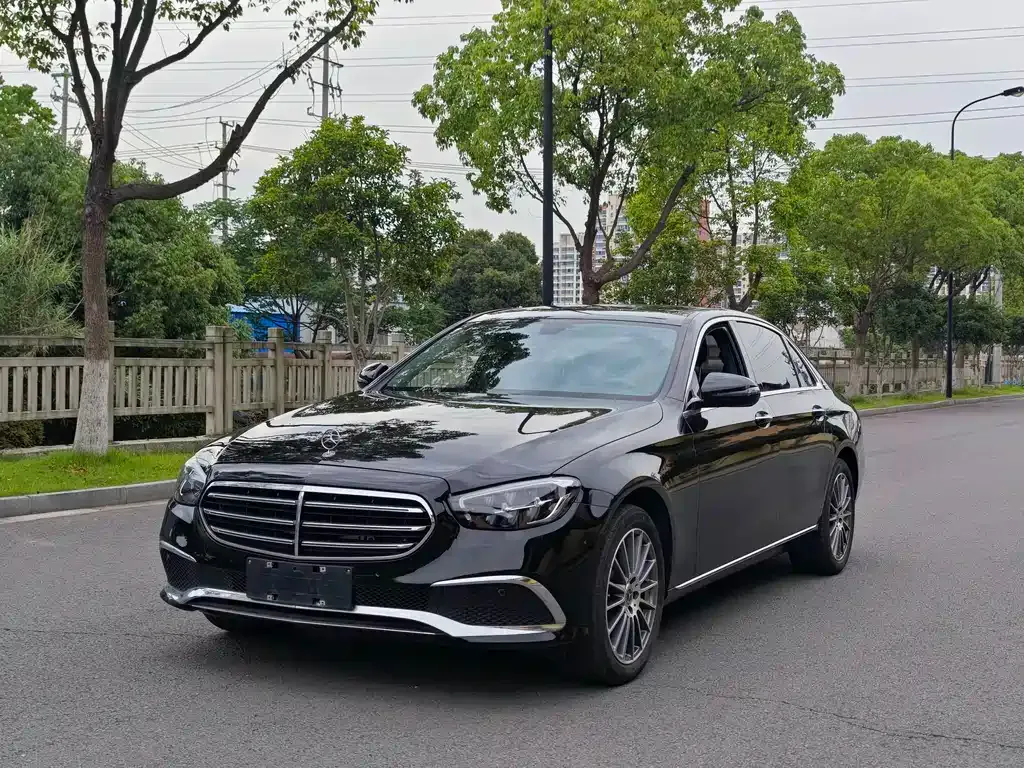 Mercedes-Benz E-Class — фото 1