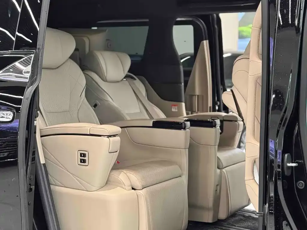 Toyota Vellfire — фото 2