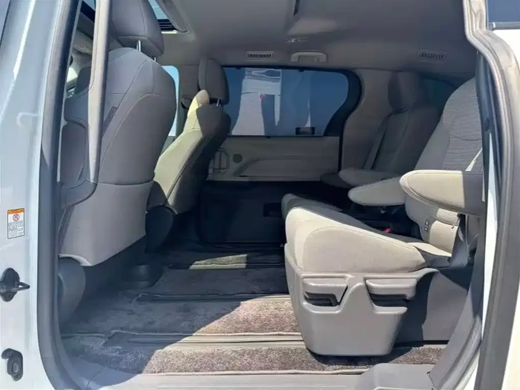 Toyota Sienna — фото 6
