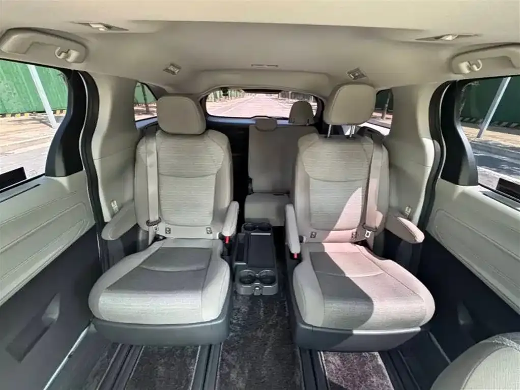 Toyota Sienna — фото 4