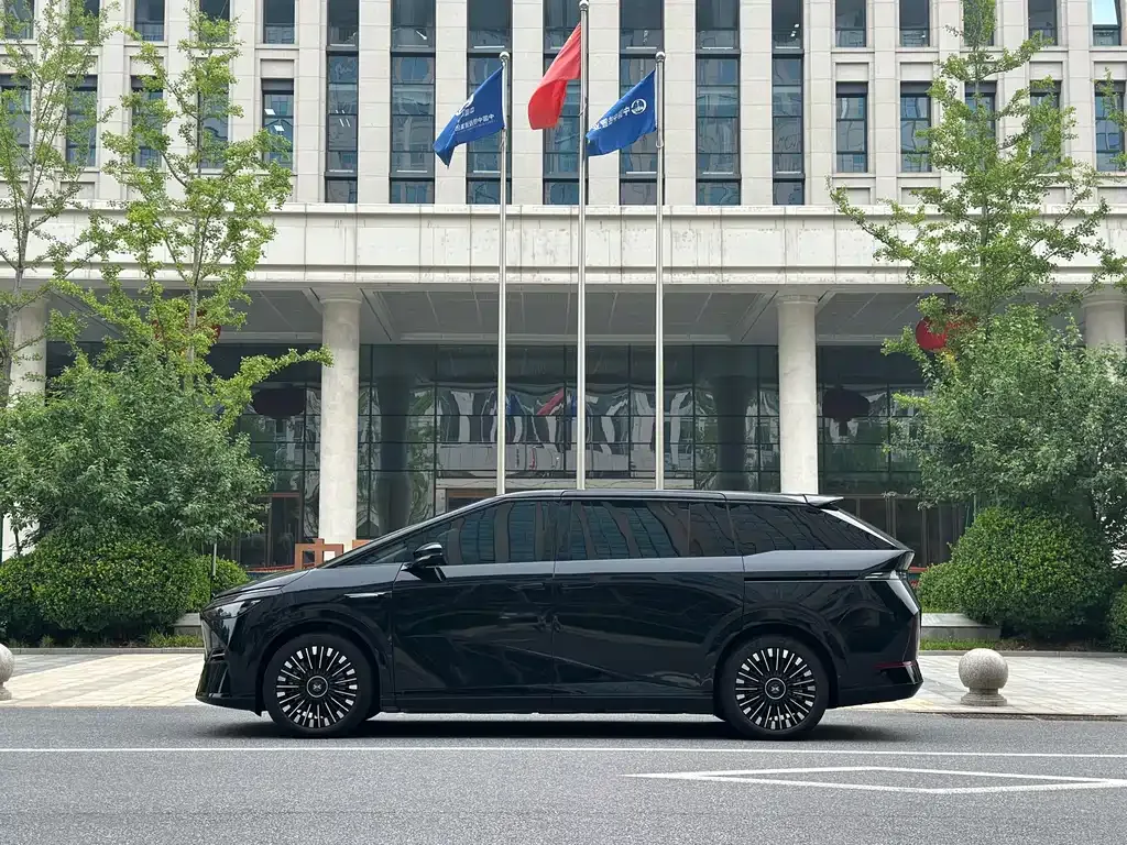 XPeng X9 — фото 10