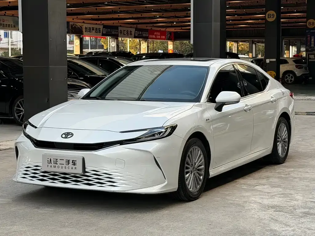 Toyota Camry — фото 1