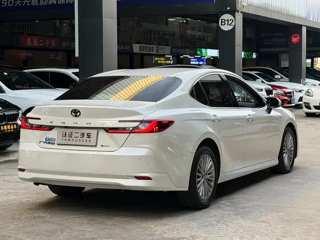 Toyota Camry — фото 5