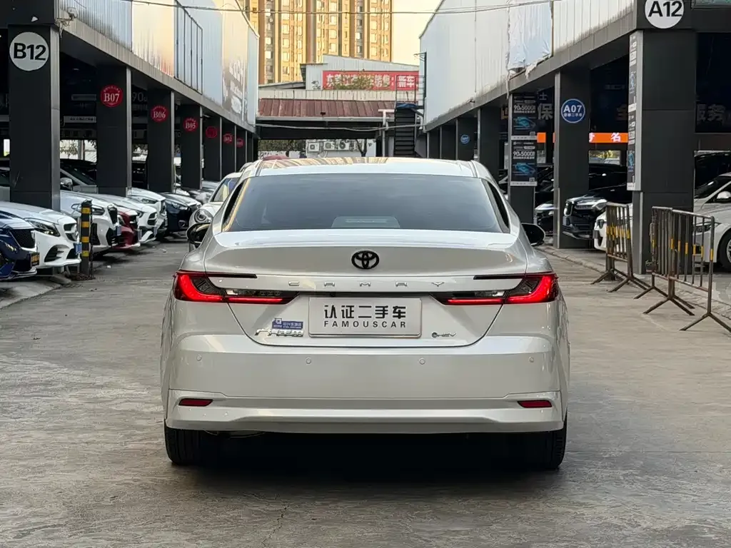 Toyota Camry — фото 7