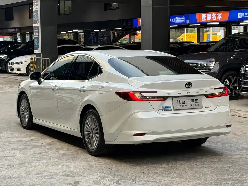 Toyota Camry — фото 9