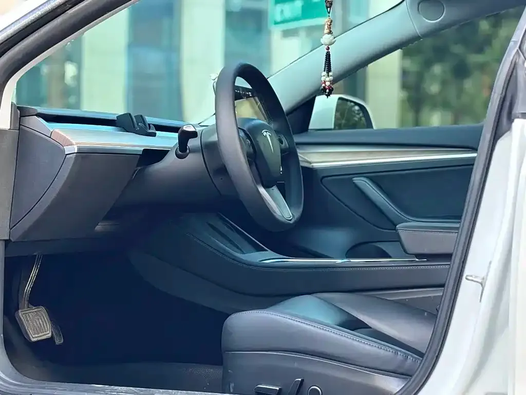 Tesla Model 3 — фото 3