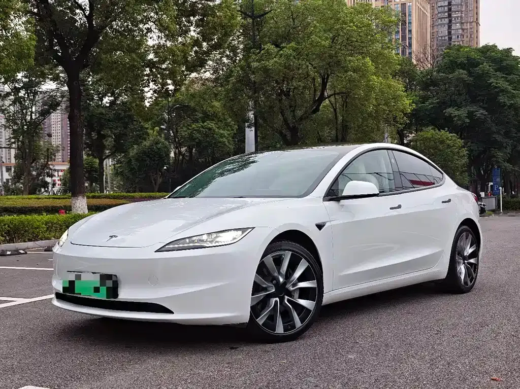 Tesla Model 3 — фото 1
