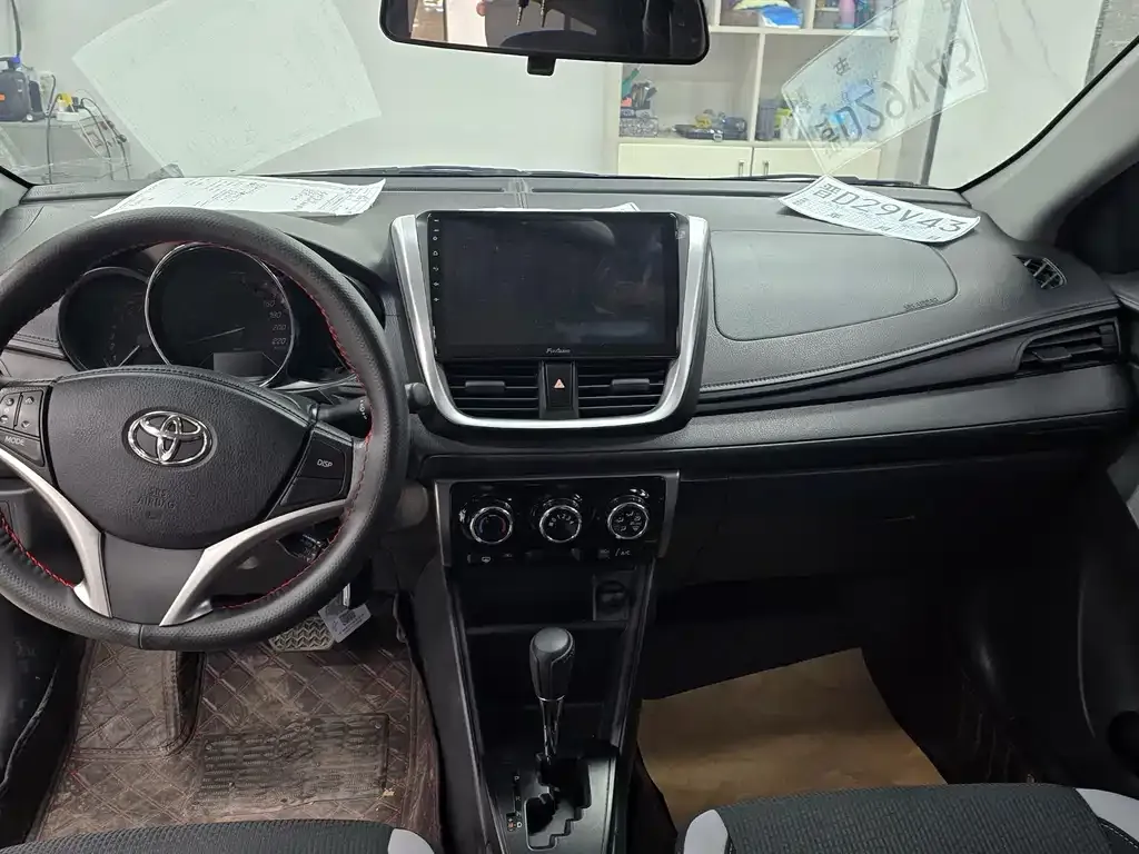Toyota Yaris L — фото 4