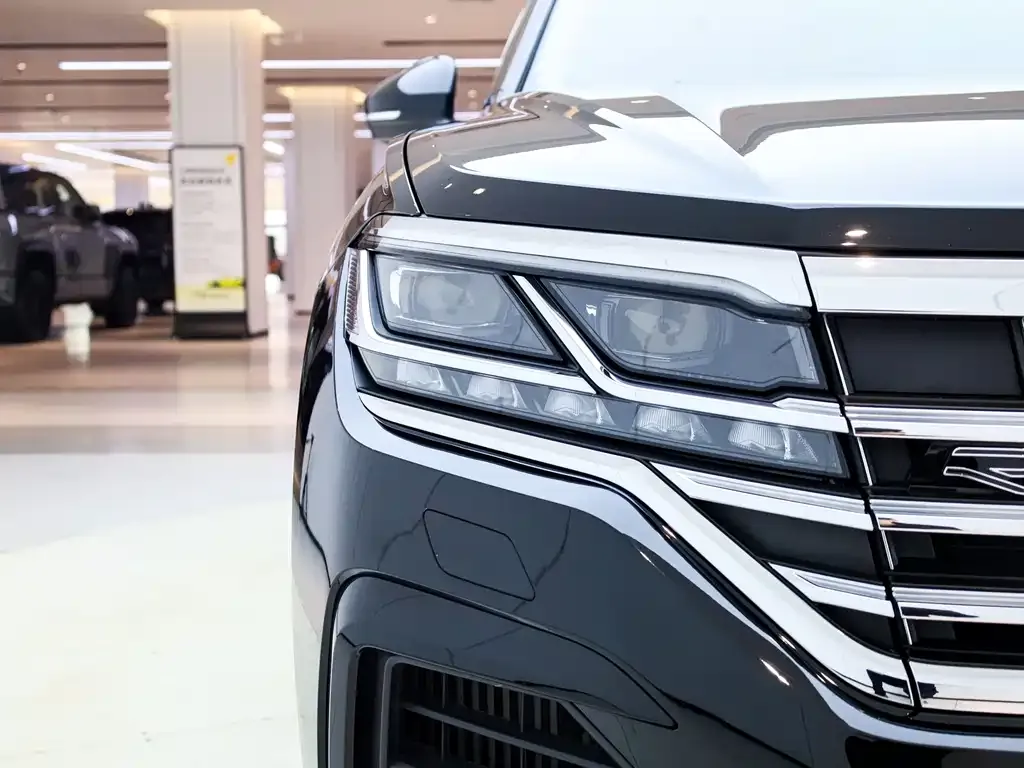Volkswagen Touareg — фото 10