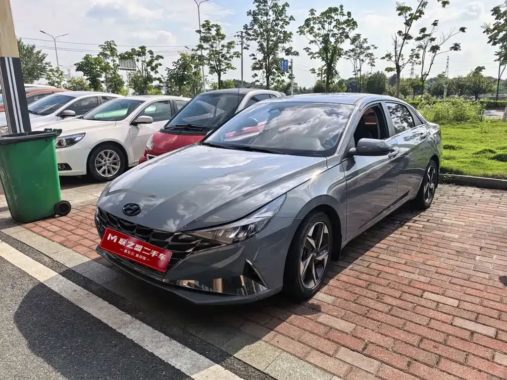 Hyundai Elantra — фото 1