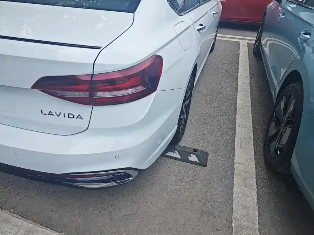 Volkswagen Lavida — фото 4