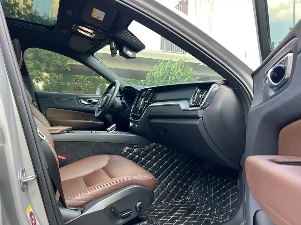 Volvo XC60 — фото 10