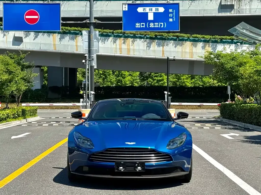 Aston Martin DB11