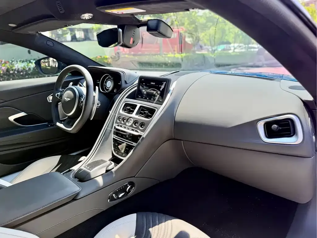 Aston Martin DB11 2024 из CN, фото 2