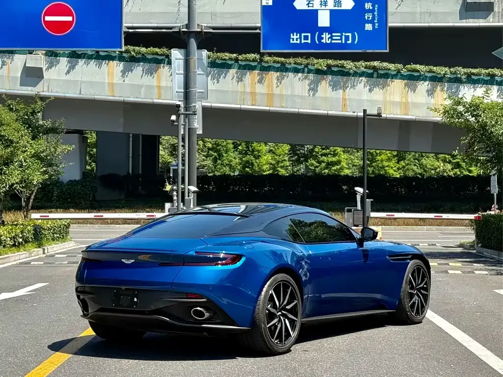 Aston Martin DB11 2024 из CN, фото 9