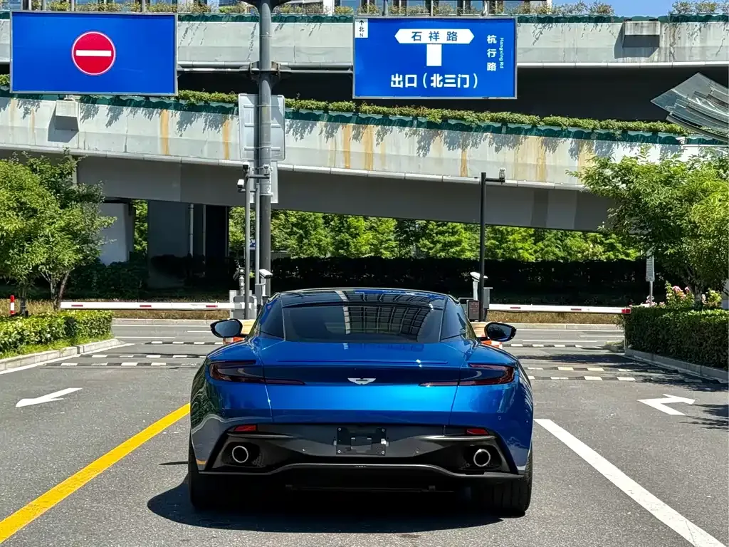 Aston Martin DB11 2024 из CN, фото 7