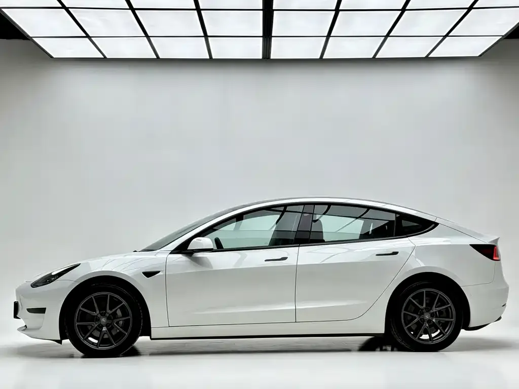 Tesla Model 3 — фото 10