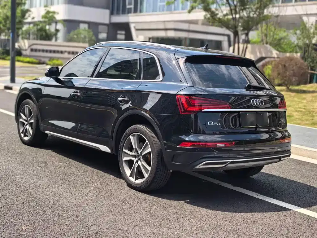 Audi Q5L — фото 10
