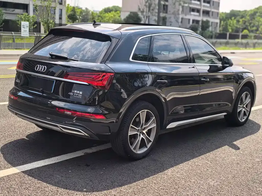 Audi Q5L — фото 8